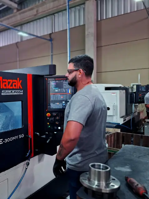 Operador em centro de usinagem CNC Mazak